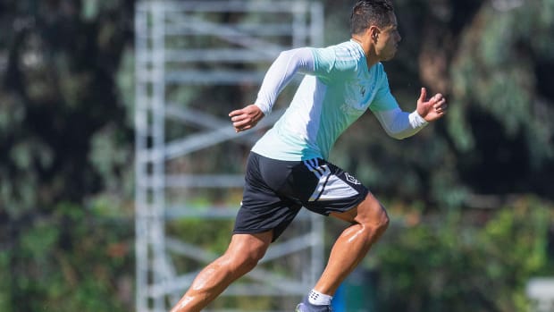 Chicharito Hernández haciendo pruebas de resistencia.